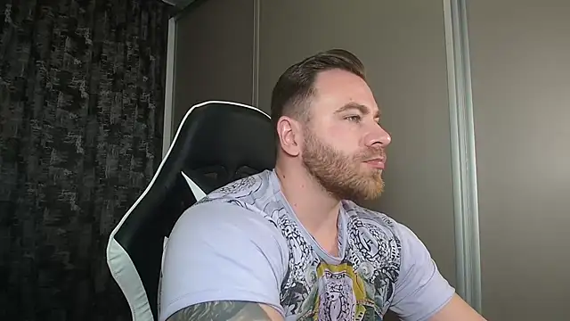 Snapshot of Thori92 chatting on 02.20.25 Thori92 online show from 02.20.25