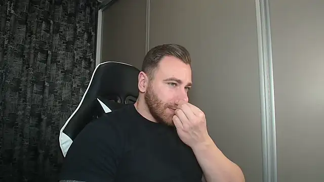 Snapshot of Thori92 chatting on 02.21.25 Thori92 online show from 02.21.25