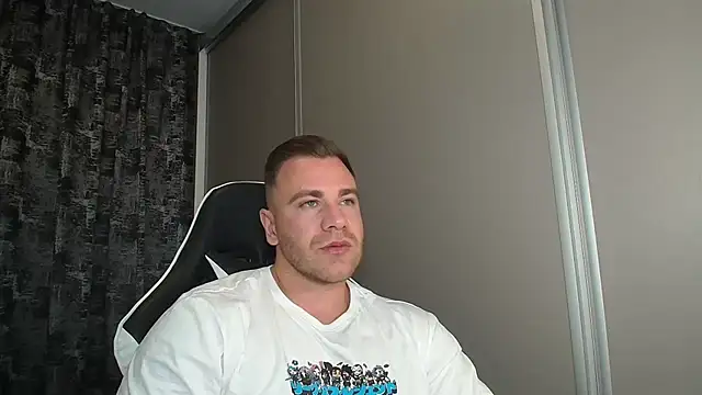 Snapshot of Thori92 chatting on 09.25.25 Thori92 online show from 09.25.25