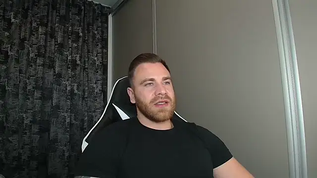 Snapshot of Thori92 chatting on 10.28.25 Thori92 online show from 10.28.25