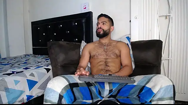 sweatyhairypig23 online show from 03.13.25