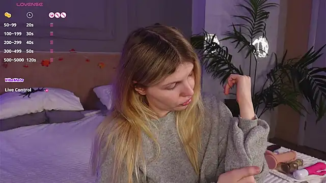 Snapshot of _aleksa_ chatting on 10.21.25 aleksa online show from 10.21.25