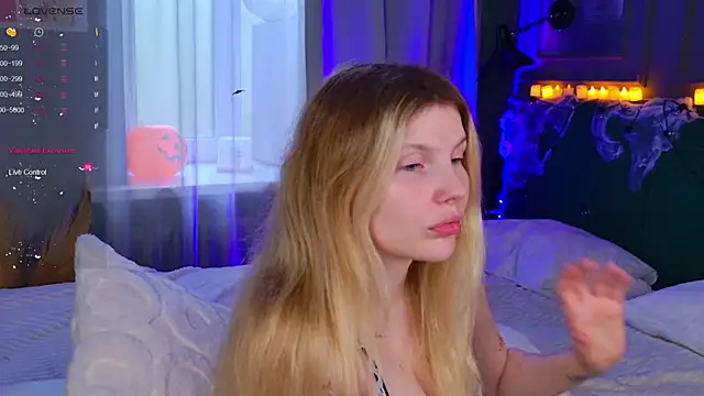 Snapshot of _aleksa_ chatting on 10.29.25 aleksa online show from 10.29.25