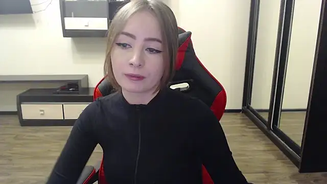 Snapshot of Laralianna chatting on 01.04.25 Laralianna online show from 01.04.25