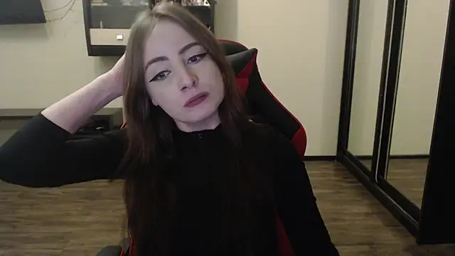 Snapshot of Laralianna chatting on 01.04.25 Laralianna online show from 01.04.25