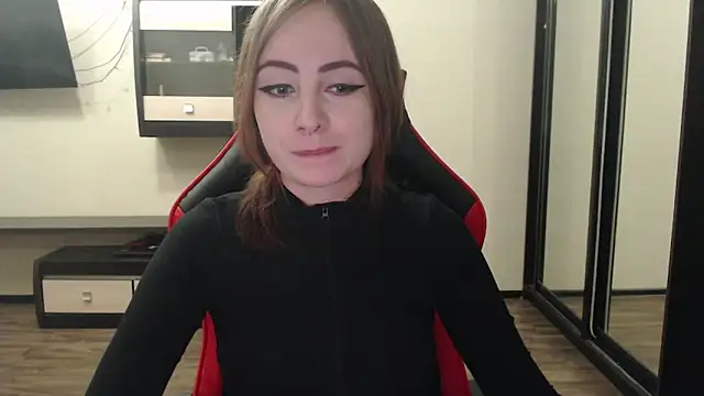 Snapshot of Laralianna chatting on 01.10.25 Laralianna online show from 01.10.25