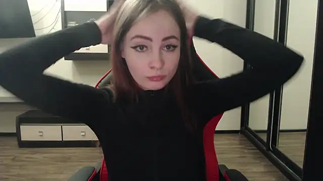 Snapshot of Laralianna chatting on 01.11.25 Laralianna online show from 01.11.25