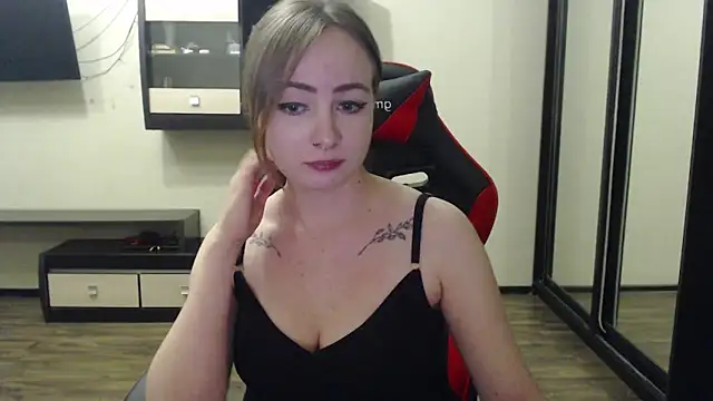 Snapshot of Laralianna chatting on 02.15.25 Laralianna online show from 02.15.25