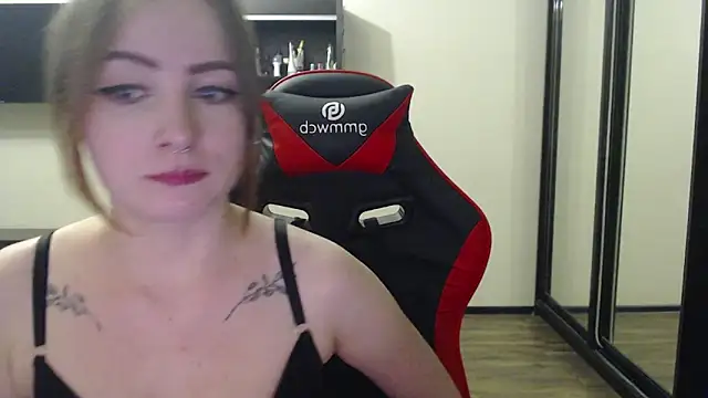 Snapshot of Laralianna chatting on 02.18.25 Laralianna online show from 02.18.25