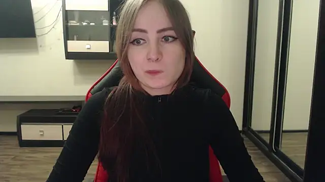 Snapshot of Laralianna chatting on 02.20.25 Laralianna online show from 02.20.25