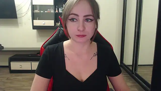 Snapshot of Laralianna chatting on 02.23.25 Laralianna online show from 02.23.25