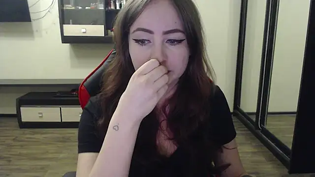 Snapshot of Laralianna chatting on 02.25.25 Laralianna online show from 02.25.25