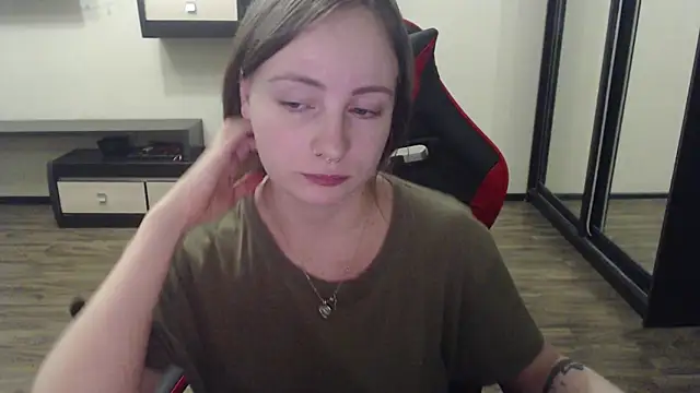 Snapshot of Laralianna chatting on 03.18.25 Laralianna online show from 03.18.25