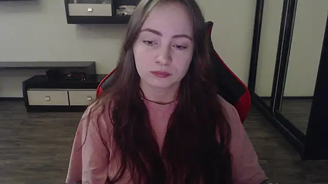 Snapshot of Laralianna chatting on 03.19.25 Laralianna online show from 03.19.25