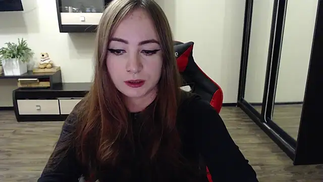 Snapshot of Laralianna chatting on 09.17.25 Laralianna online show from 09.17.25