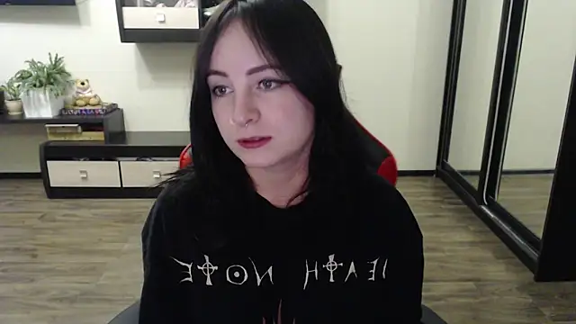 Snapshot of Laralianna chatting on 10.04.25 Laralianna online show from 10.04.25