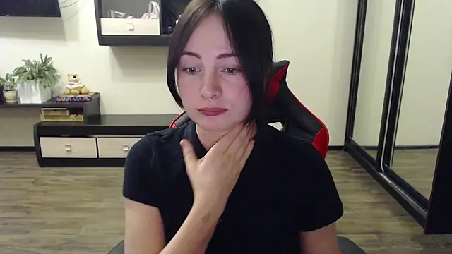 Snapshot of Laralianna chatting on 10.08.25 Laralianna online show from 10.08.25