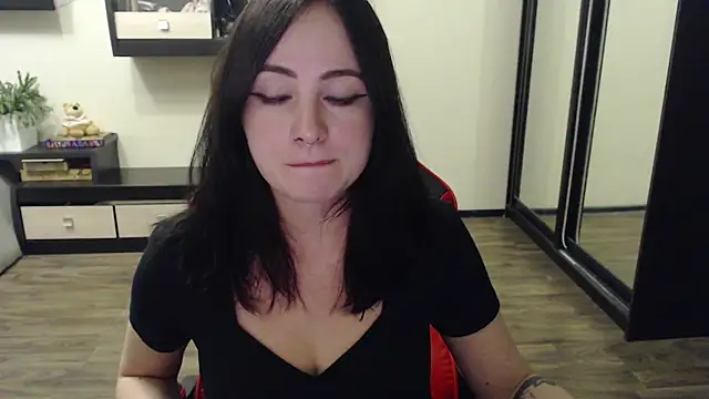 Snapshot of Laralianna chatting on 10.11.25 Laralianna online show from 10.11.25