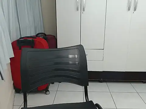 Snapshot of vaholiver chatting on 02.12.26 vaholiver online show from 02.12.26