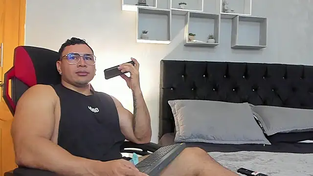 tyler hank01 online show from 04.08.26