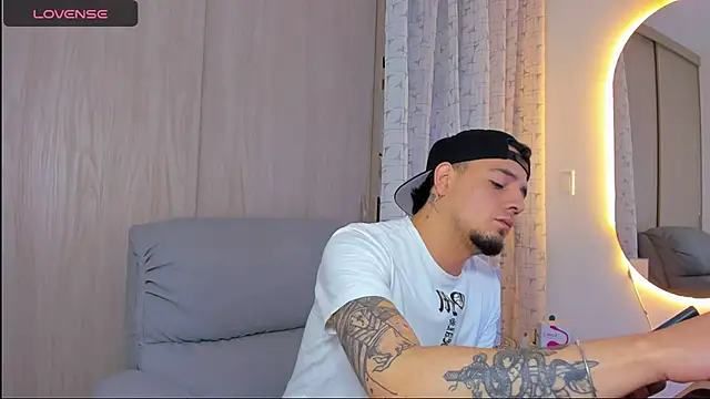 Snapshot of alejandro_calderon1 chatting on 11.15.25 alejandro calderon1 online show from 11.15.25