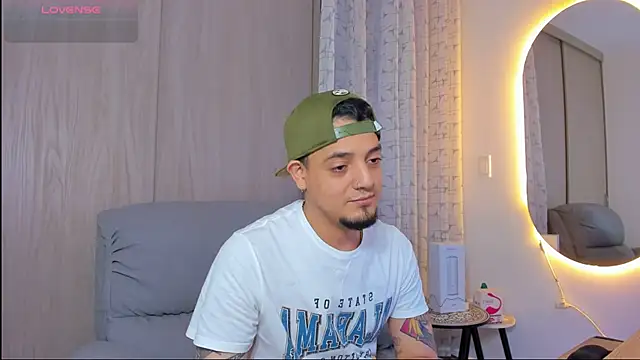 Snapshot of alejandro_calderon1 chatting on 11.22.25 alejandro calderon1 online show from 11.22.25