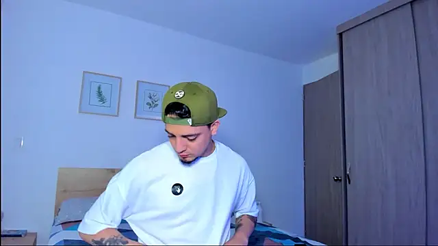 Snapshot of alejandro_calderon1 chatting on 11.29.25 alejandro calderon1 online show from 11.29.25