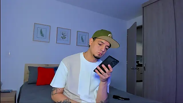 Snapshot of alejandro_calderon1 chatting on 11.30.25 alejandro calderon1 online show from 11.30.25