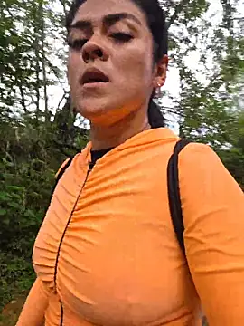 Snapshot of Hannah-grace chatting on 11.07.25 Hannah-grace online show from 11.07.25