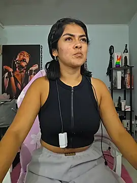 Snapshot of Hannah-grace chatting on 11.10.25 Hannah-grace online show from 11.10.25