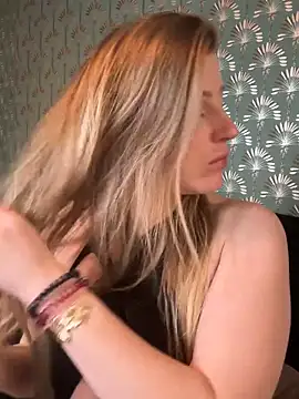 Snapshot of FoxyFrenchy chatting on 11.30.25 FoxyFrenchy online show from 11.30.25