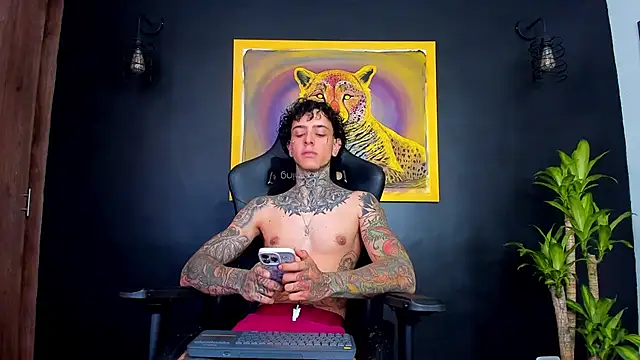 Snapshot of Aron_ford chatting on 01.04.25 Aron ford online show from 01.04.25