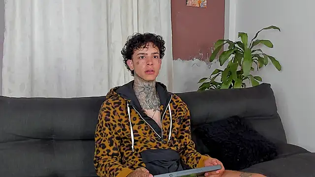 Snapshot of Aron_ford chatting on 10.01.25 Aron ford online show from 10.01.25