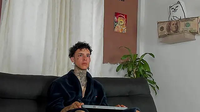 Snapshot of Aron_ford chatting on 10.23.25 Aron ford online show from 10.23.25