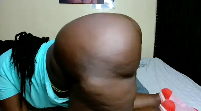 Snapshot of Toomuchbooty33 chatting on 12.04.24 Toomuchbooty33 online show from 12.04.24