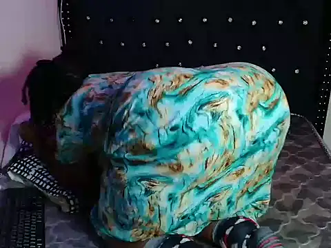 Snapshot of Toomuchbooty33 chatting on 11.28.25 Toomuchbooty33 online show from 11.28.25