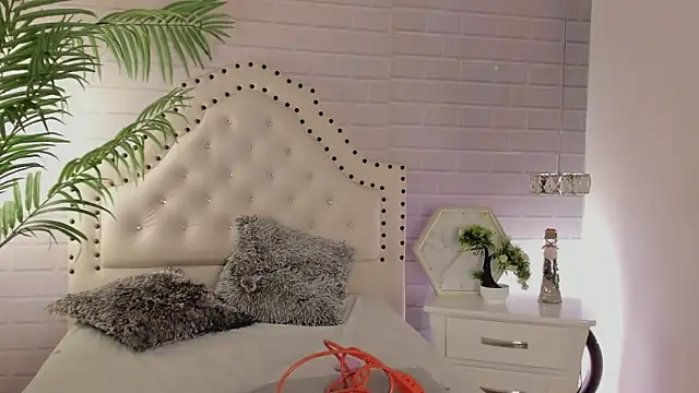 Snapshot of _Eurekaa_ chatting on 02.28.25 Eurekaa online show from 02.28.25