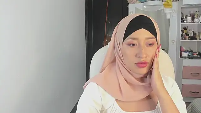 Snapshot of adila_anich chatting on 01.07.25 adila anich online show from 01.07.25