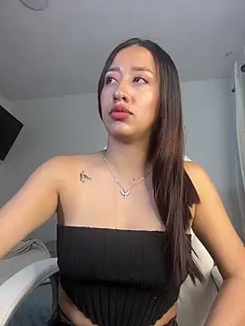 Snapshot of adila_anich chatting on 03.08.25 adila anich online show from 03.08.25