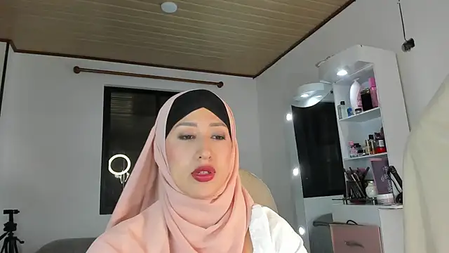 Snapshot of adila_anich chatting on 10.31.25 adila anich online show from 10.31.25