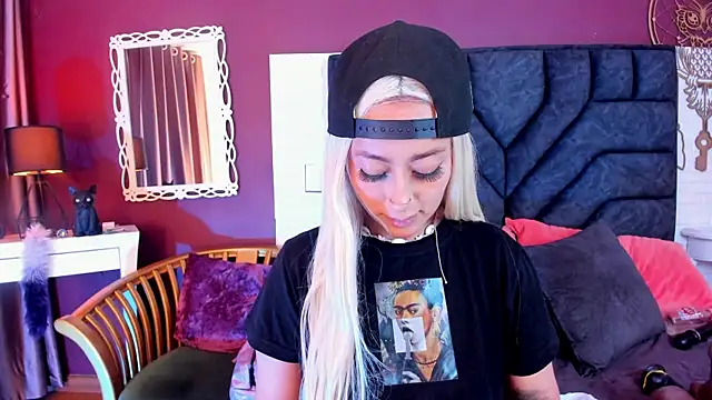 Mia-Bloom online show from 02.21.25