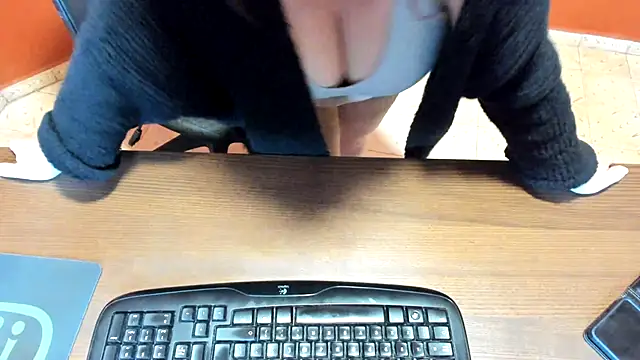 NikkiHolland online show from 03.25.26