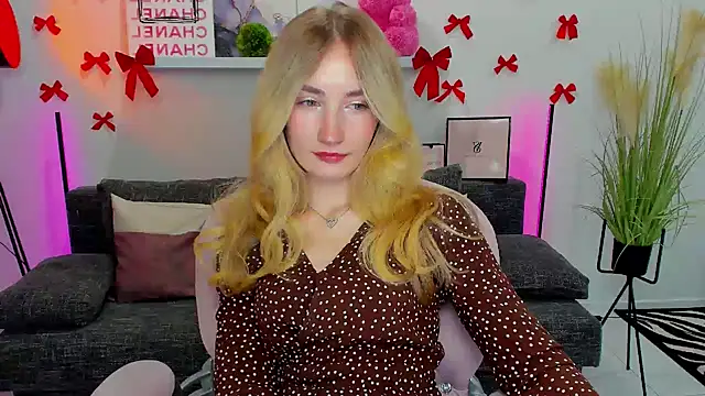 Snapshot of bella__rose chatting on 02.18.25 bella rose online show from 02.18.25