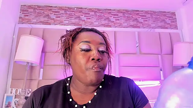 ShaniaBrownn online show from 10.18.25