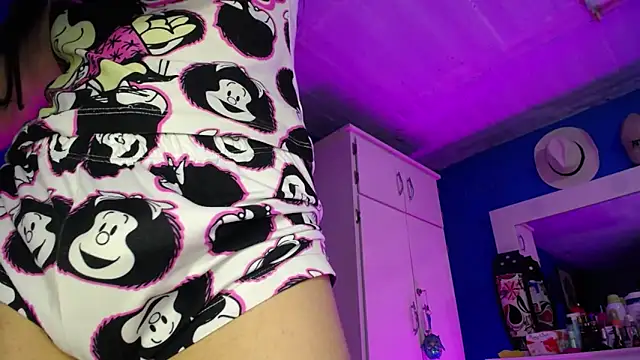 Snapshot of Lunahoney1 chatting on 10.21.25 Lunahoney1 online show from 10.21.25