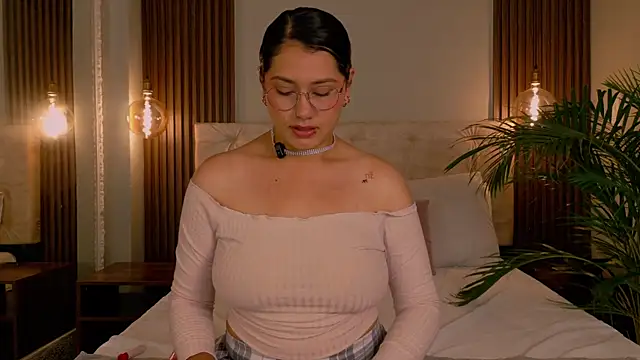 LauraRuiz1 online show from 07.19.26