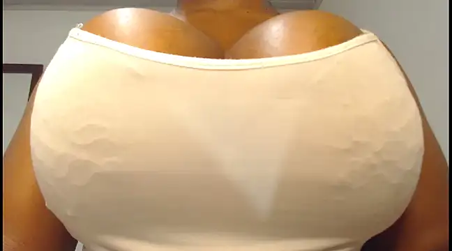 Snapshot of biggracie chatting on 02.02.25 biggracie online show from 02.02.25