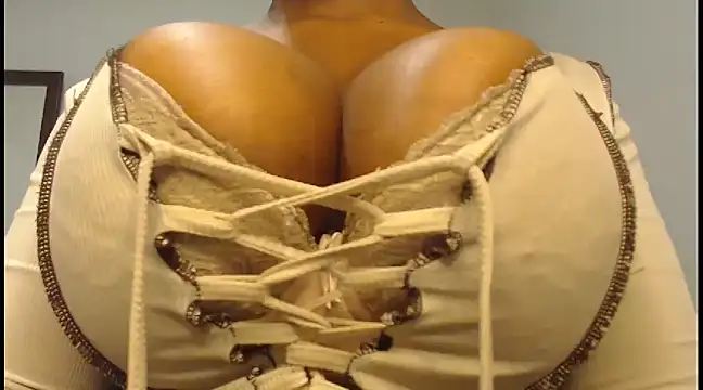 Snapshot of biggracie chatting on 02.25.25 biggracie online show from 02.25.25