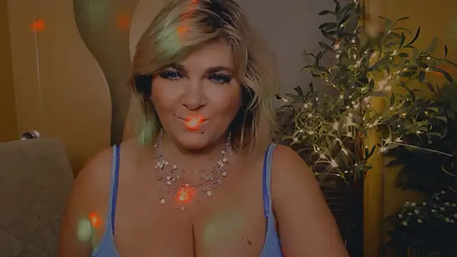 Snapshot of Malena_Mi chatting on 11.30.25 Malena Mi online show from 11.30.25