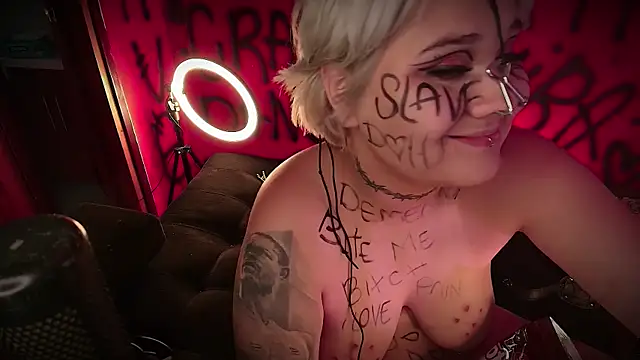 Snapshot of Laura_takint chatting on 02.10.25 Laura takint online show from 02.10.25